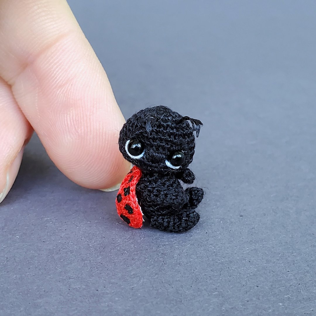 Miniature crocheted ladybug. Dollhouse accessories. Collectible figurine. - 玩偶/公仔 - 棉 黑色