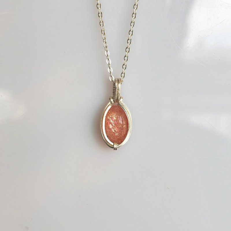 太陽石吊墜 日光石吊墜 橢圓弧面金草莓石手工純銀項鍊 - 项链 - 半宝石 