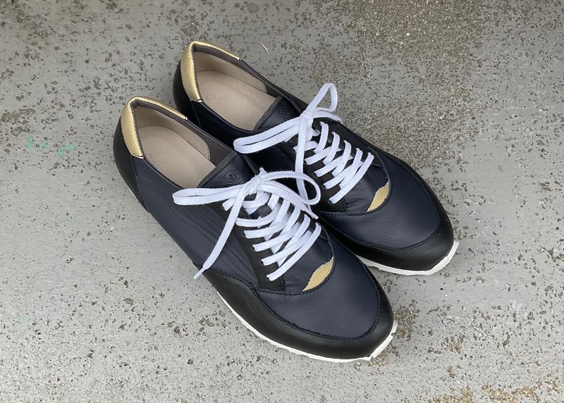 【海军蓝/黑色】打造大人休闲的假日穿搭，感受手工制作的柔软舒适。 - 女款休闲鞋 - 真皮 黑色