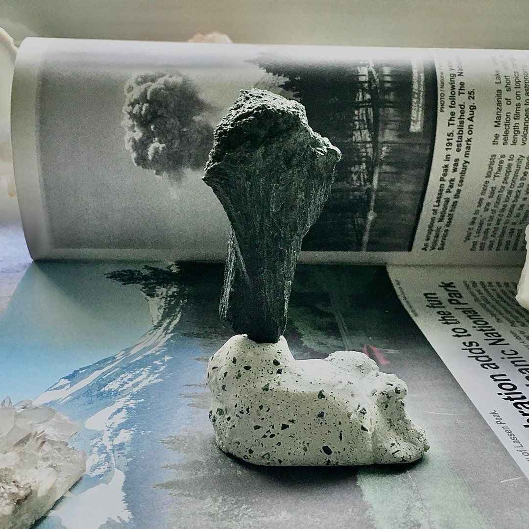 小火山正喷发 - 稀有交错生长黑色电气石+火山灰泥扩香石底座 - 摆饰 - 水晶 黑色