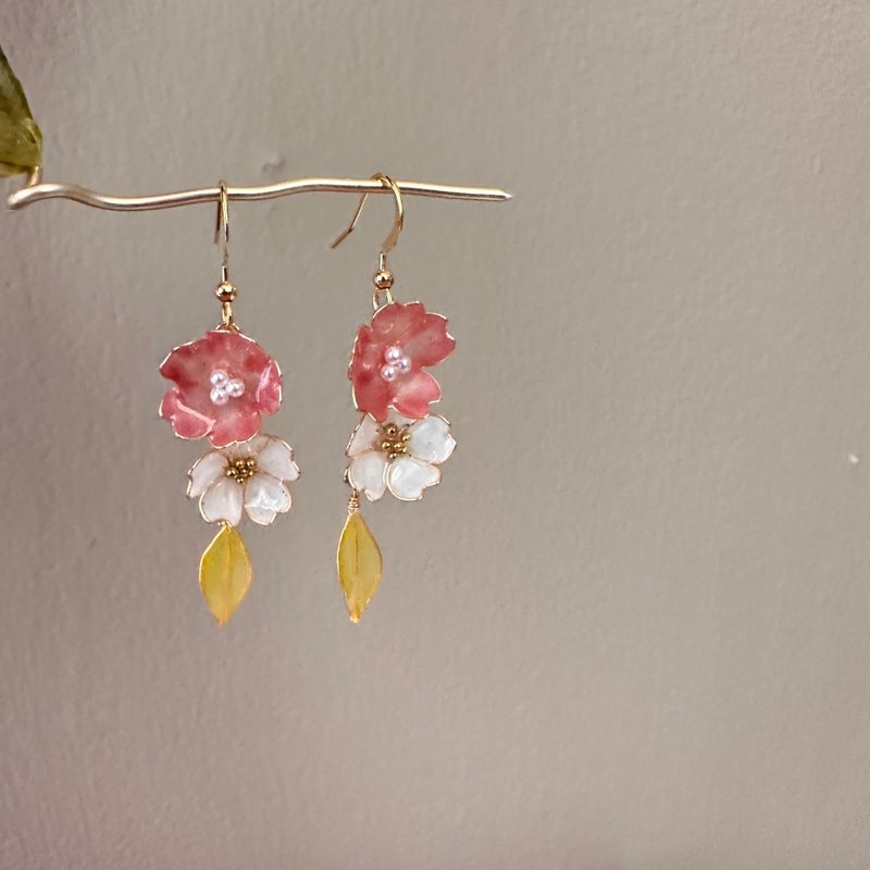 花日祭典 手作编织水晶花贴耳耳环 无痛耳夹 uv饰品 - 耳环/耳夹 - 其他材质 粉红色