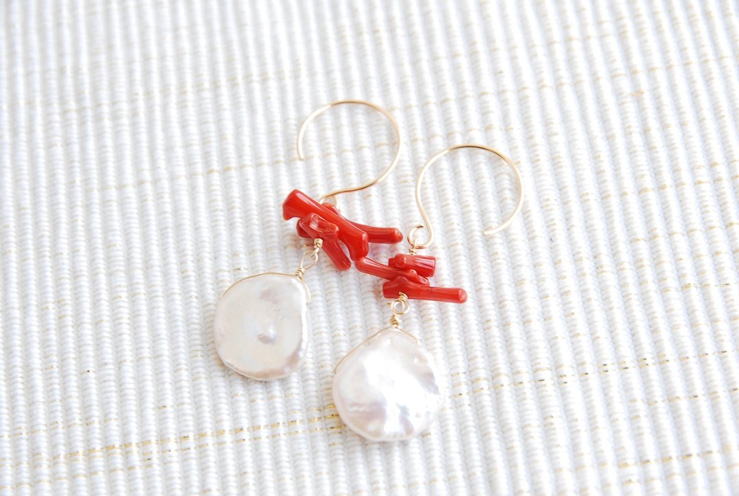 Red coral and petal poppy earrings (14kgf) - 耳环/耳夹 - 宝石 红色