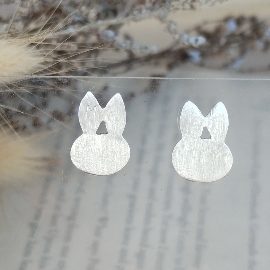 950 Silver rabbit engraving free - 耳环/耳夹 - 纯银 银色