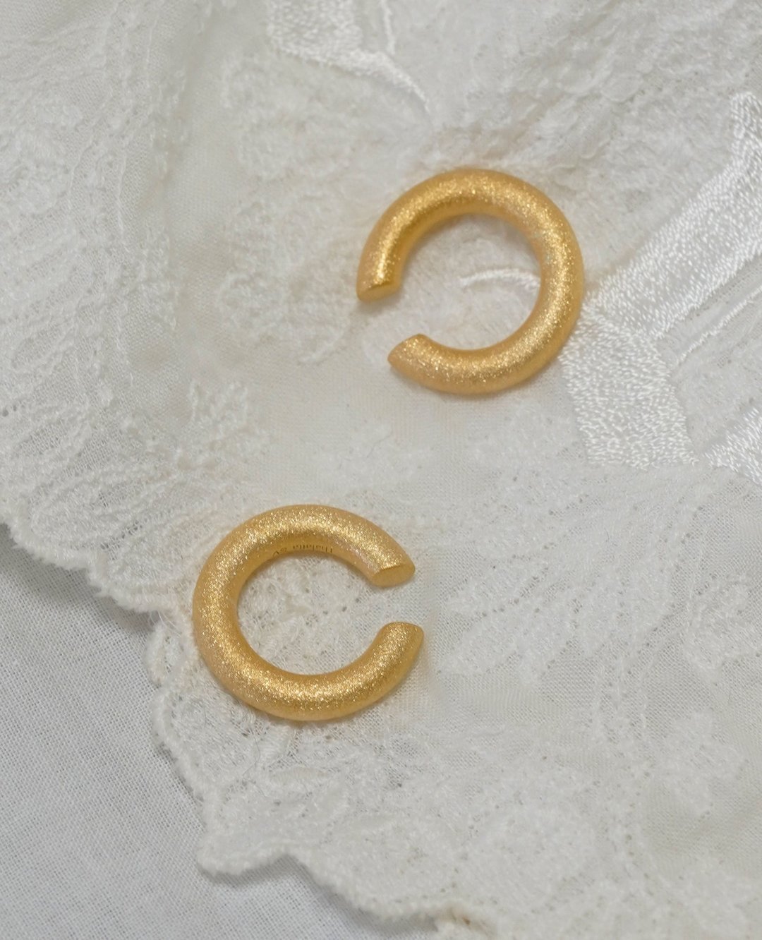 SV Diamond blast hoop earcuff 钻石喷砂圈形耳扣 - 耳环/耳夹 - 其他金属 金色