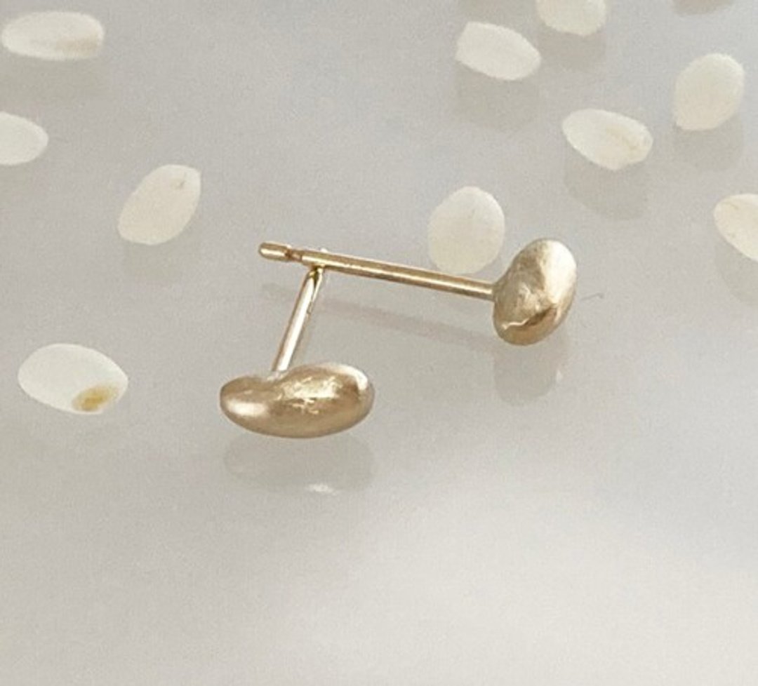 K10 10K rice grain earrings K10 Rice Grain Stud From one ear - 耳环/耳夹 - 其他金属 
