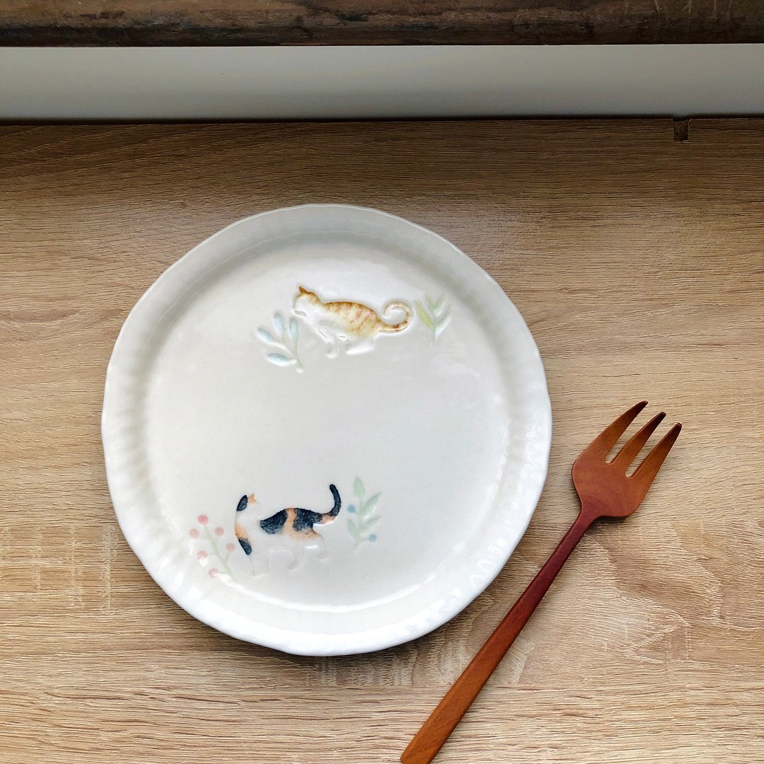 花草与猫 / 手作陶瓷点心盘17.5厘米 (橘白猫+三花猫) - 盘子/餐盘/盘架 - 瓷 多色