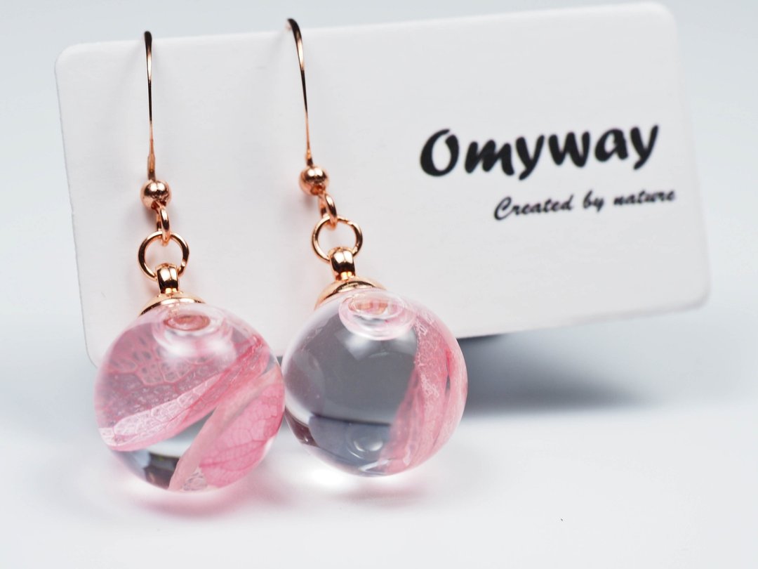 爱家作-OMYWAY日本粉红绣球花浮游玻璃球玫瑰金色耳环耳夹1.4cm - 颈链 - 玻璃 白色
