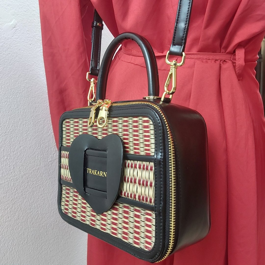 Handmade Fashion Bag Thai Modern Style heart shaped belt TK02-BLACK+RED - 手提包/手提袋 - 人造皮革 多色