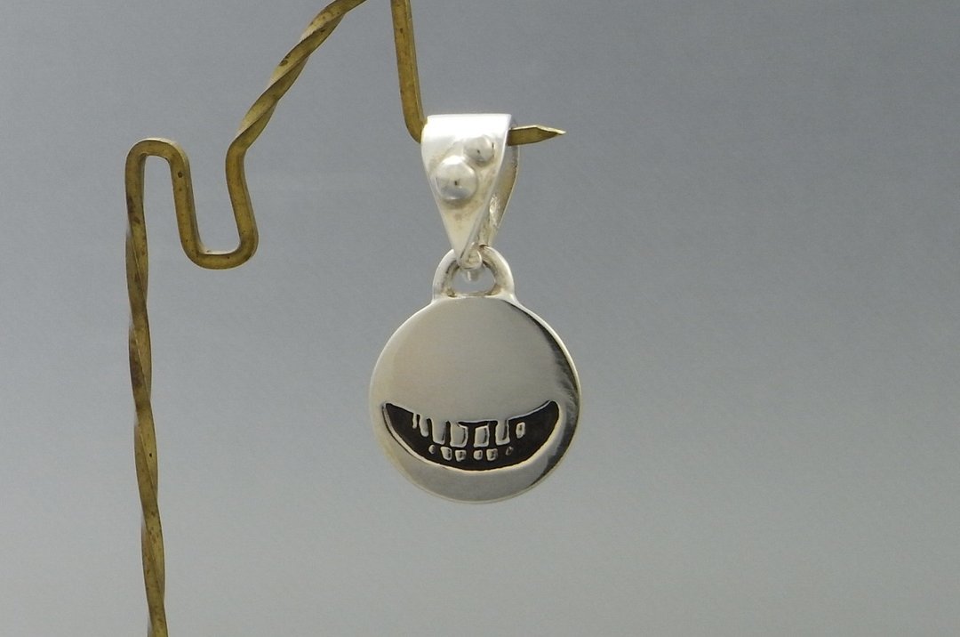 smile stamp_P2 (s_m-P.12) only pendant top without a chain 沒有銀鍊  吊墜上衣 笑臉 - 项链 - 纯银 银色
