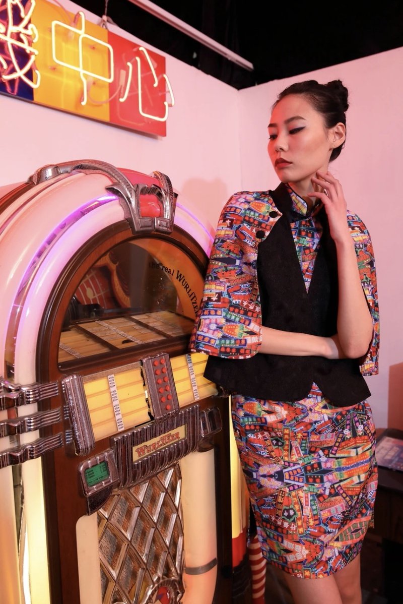 香港日与夜系列-霓虹灯数码印刷图案黑色花布织机斗篷 - 女装休闲/机能外套 - 棉．麻 