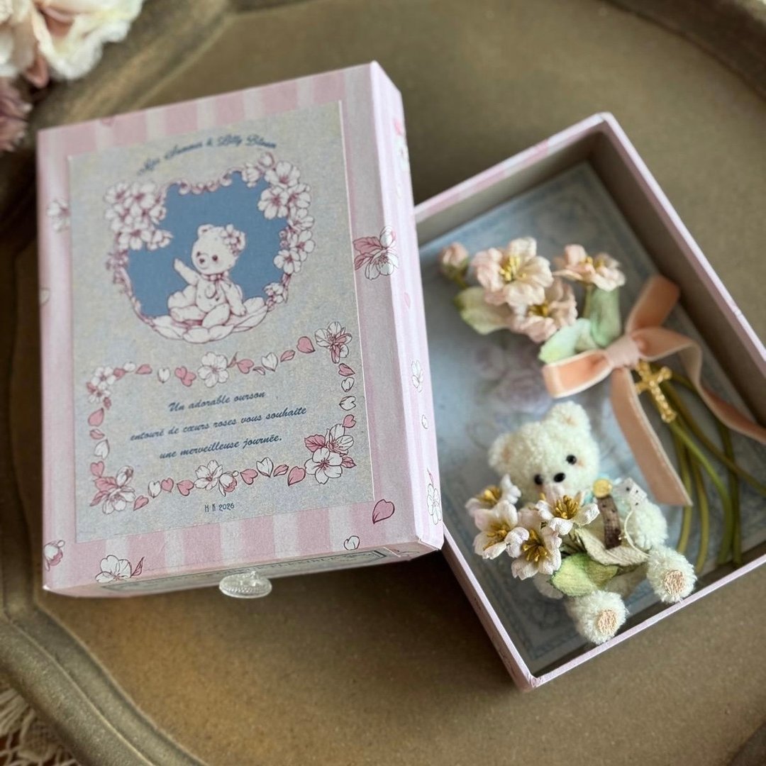Lilly Bloom x Miss Summer Collab Box Set-樱花小熊胸针及盒子 - 胸针 - 其他材质 粉红色