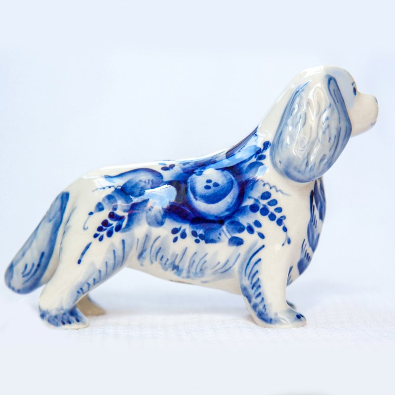 Cavalier King Charles spaniel dog porcelain statuette Gzhel blue - 花瓶/陶器 - 瓷 蓝色