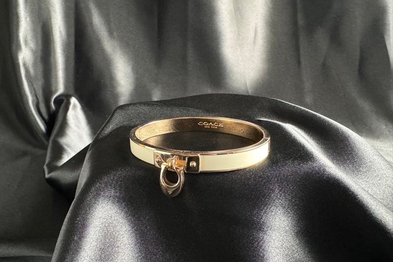 【CRUXART】西洋首饰珠宝-轻奢小品-COACH经典之钥手环 - 手链/手环 - 珐琅 金色