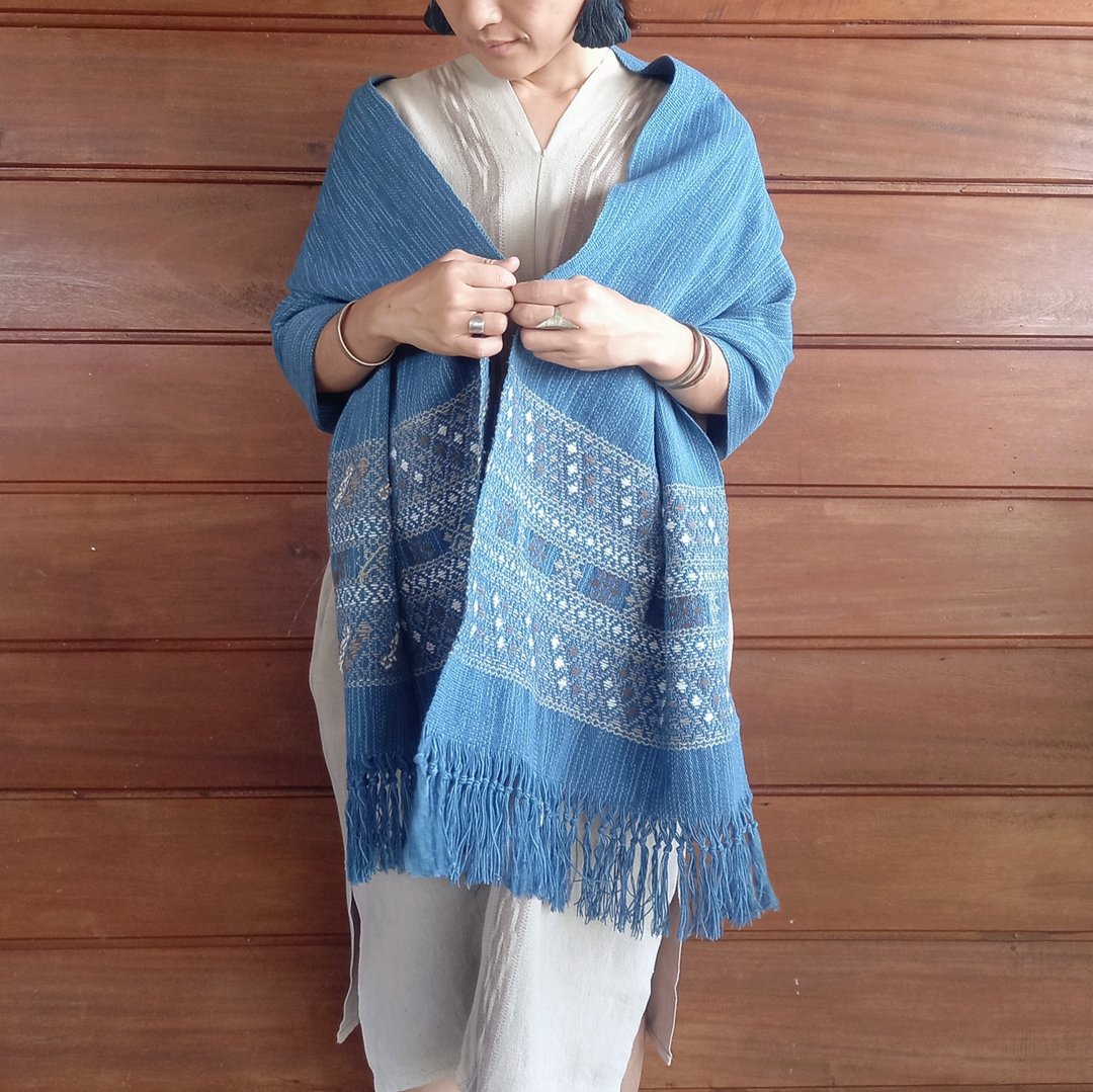 Thai hand-woven shawl / one-of-a-kind / indigo dyeing x gray (white / Brown) / plant dyeing / Karen / cotton - 围巾/披肩 - 棉 蓝色