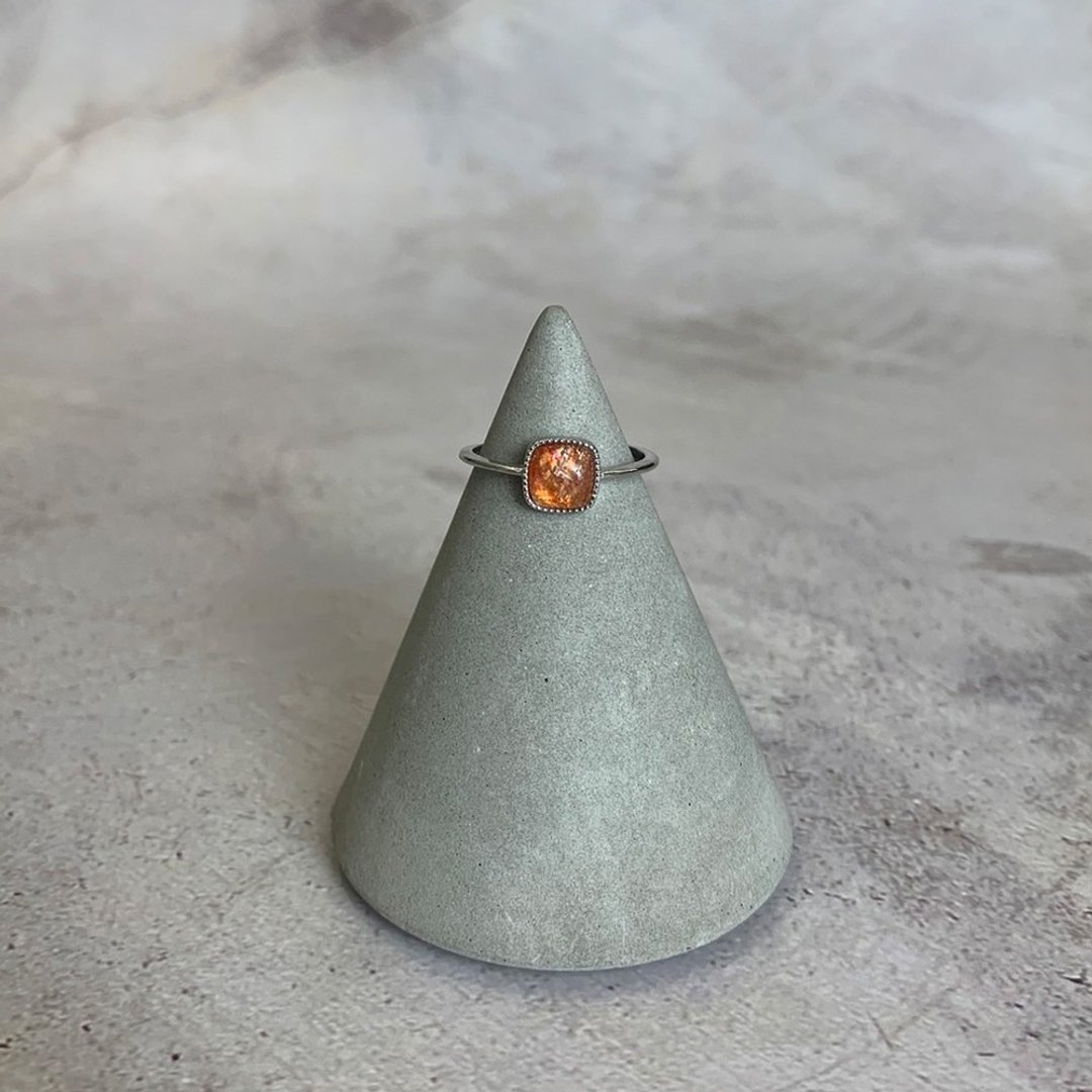 |镶嵌珠宝| 金草莓晶 镶嵌宝石方形细圈戒指 一物一图 - 戒指 - 宝石 橘色