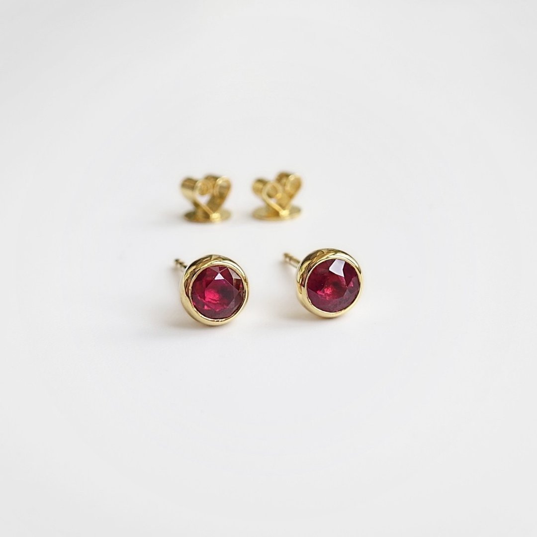 限量现货 - 天然红宝石 简约包镶 纯 18K 黄金耳钉 0.79ct - 耳环/耳夹 - 宝石 红色