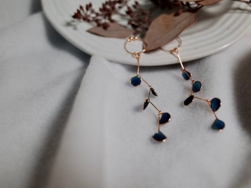 Vingt six 孔雀蓝水滴花瓣耳环/耳夹可 - 耳环/耳夹 - 铜/黄铜 粉红色