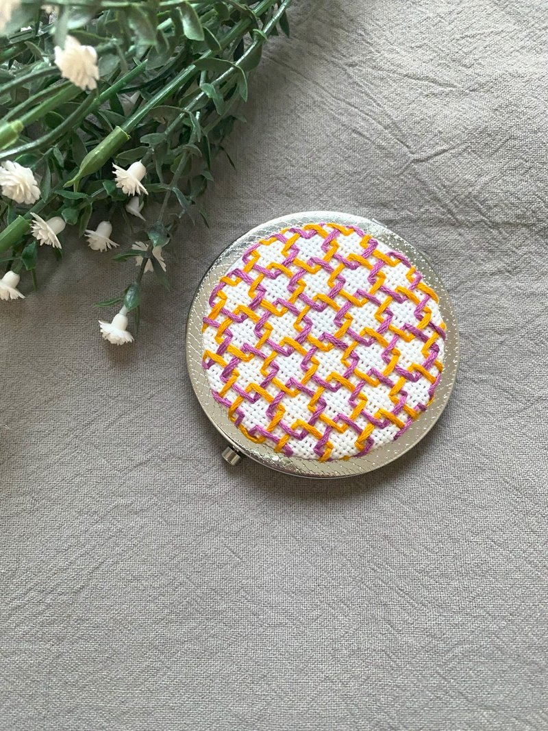 刺子绣镜盒 手镜 刺绣 窗花 - 彩妆刷具/镜子/梳子 - 绣线 黄色