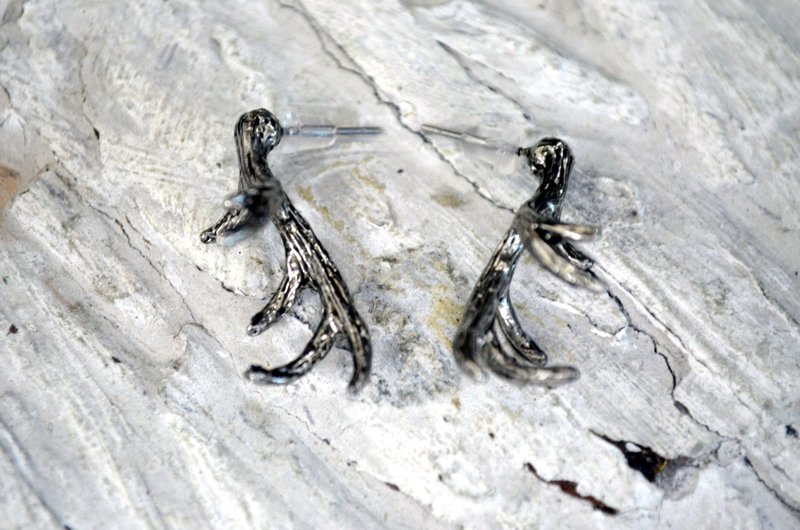 TIMBEE LO 银色麋鹿角 耳环耳钉 防过敏材质 古黑银色 复古风格 - 耳环/耳夹 - 其他金属 银色