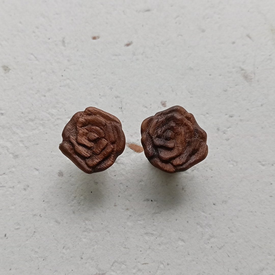 手工雕刻胡桃木玫瑰耳环 - 耳环/耳夹 - 木头 咖啡色