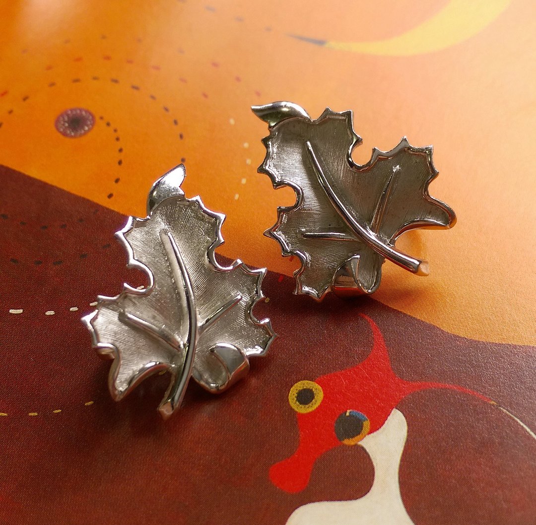 西洋古董饰品。TRIFARI 银色刷纹 银色叶子 夹式耳环 - 耳环/耳夹 - 其他金属 银色