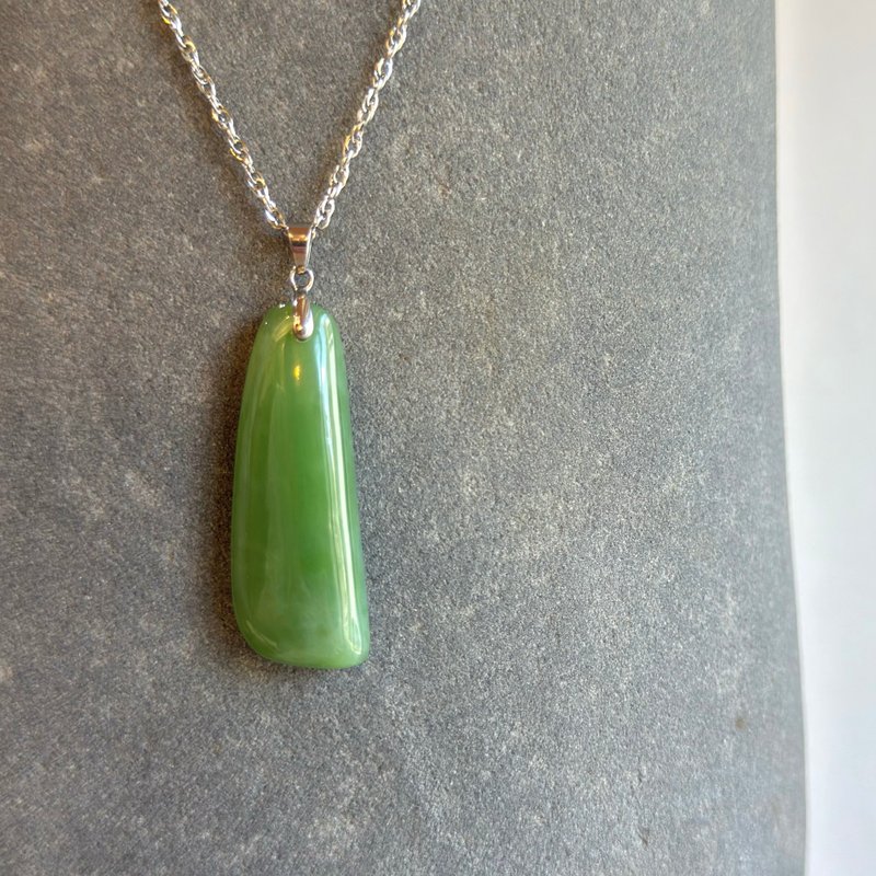 翠羽清风 - 福气玉光系列 - 台湾设计雕刻玉佩 - 项链 - 玉石 绿色