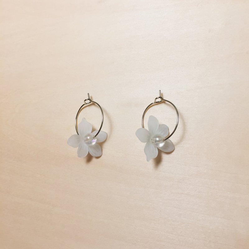 复古浅蓝花朵耳环 - 耳环/耳夹 - 树脂 蓝色