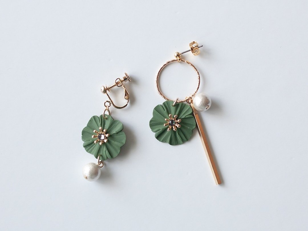 Earrings with hoops and flowers /  green - 耳环/耳夹 - 粘土 绿色