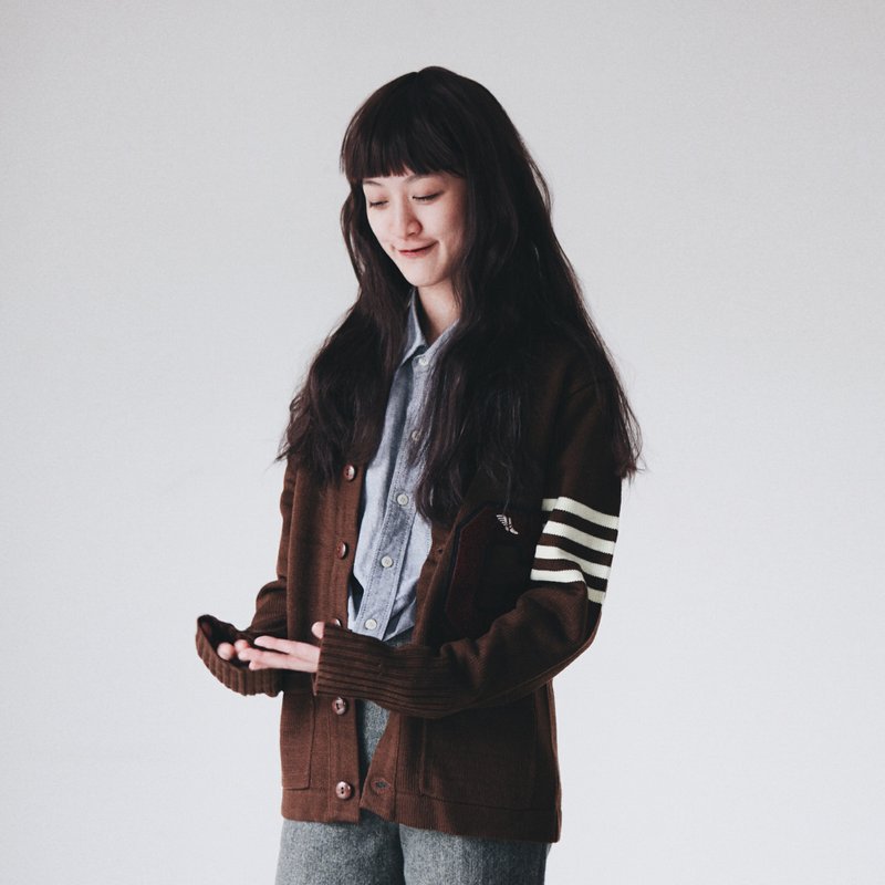 A ROOM MODEL - VINTAGE，CJ-3438 varsity sweater 黑边框C胸章 - 女装针织衫/毛衣 - 棉．麻 咖啡色