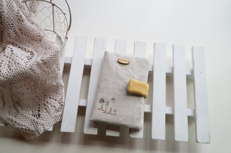 手绘森林里的小蕈菇护照夹(胚米/黄) - 护照夹/护照套 - 棉．麻 多色