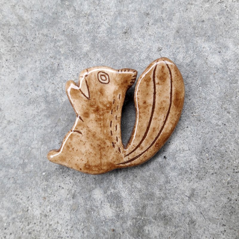 动物别针 / 阳台上的松鼠 (小) - 胸针 - 粘土 咖啡色