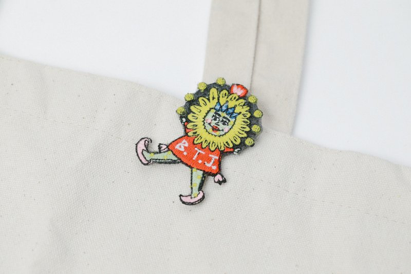 插画 X 刺绣别针胸针 - 无忧无虑的傻花女 - 胸针 - 绣线 黄色