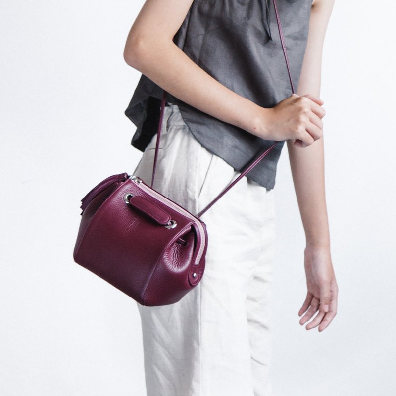 CUDDLE BAG - CUTE MINIMAL LEATHER WOMEN CROSSBODY BAG / HANDBAG- PURPLE - 侧背包/斜挎包 - 真皮 紫色