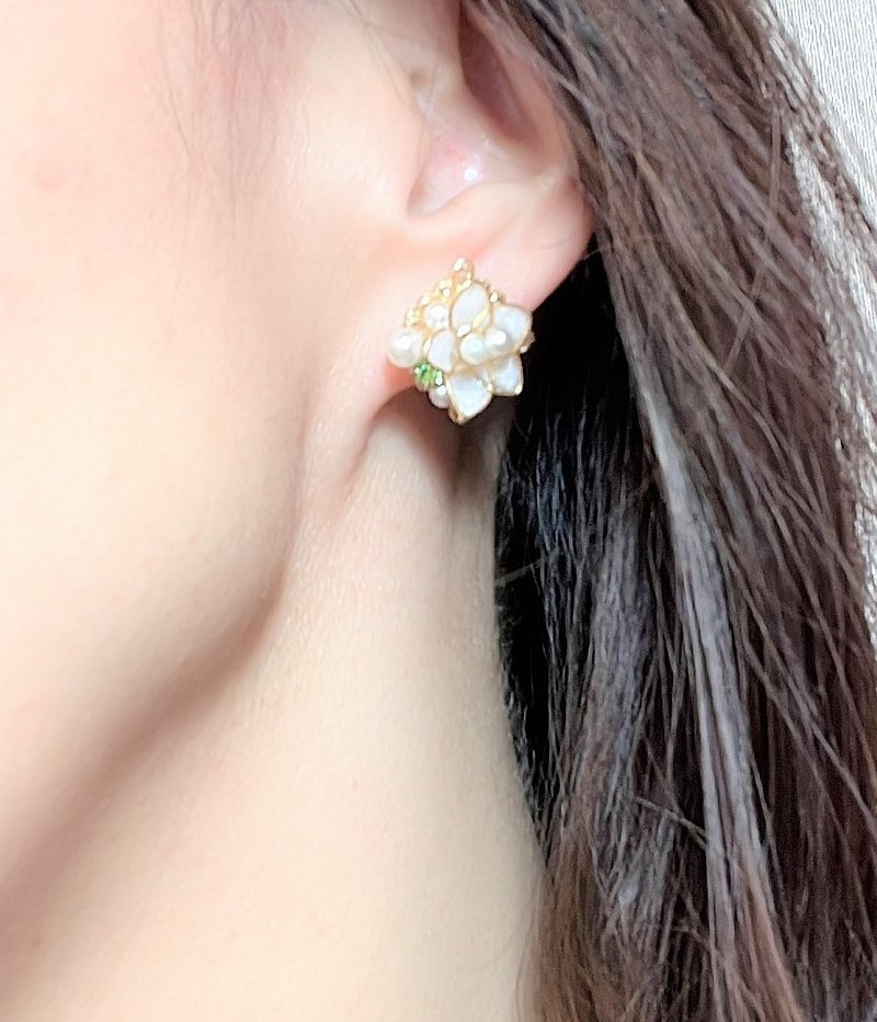 Flower lover Dip Art Flower Earrings / Clip-On ~ White ~ Allergy-friendly Surgical Stainless Steel 0017 - 耳环/耳夹 - 树脂 白色