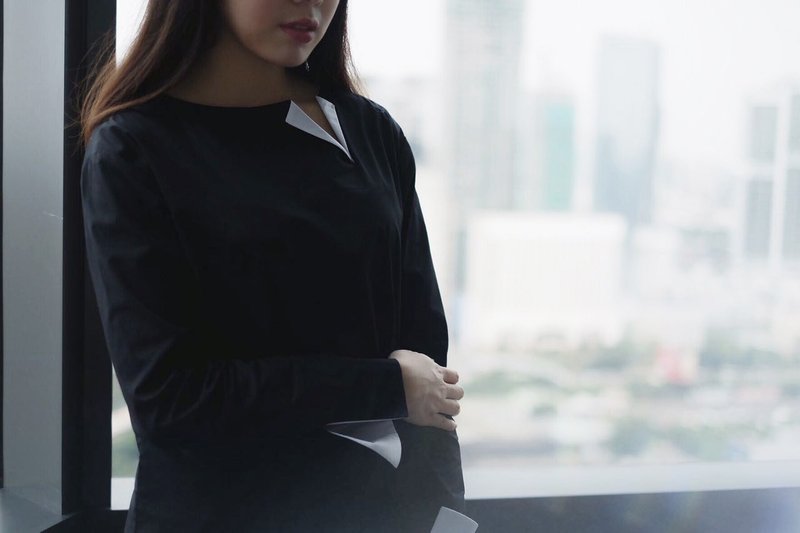Black Bicolor Long-sleeved Boxy Shirt - 女装上衣 - 棉．麻 黑色