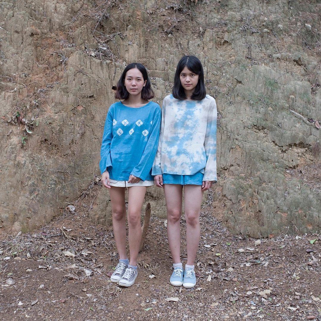 linnil: Natural indigo tie-dye long-sleeve shirt - made of comfortable 100% cotton. - 女装上衣 - 棉 蓝色