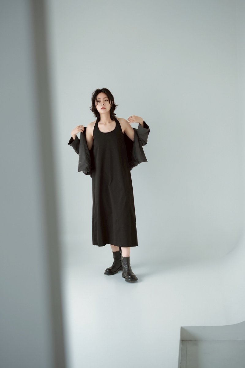 极简绕颈露背洋装 - 2色 - 露背黑 现货 - 洋装/连衣裙 - 聚酯纤维 黑色