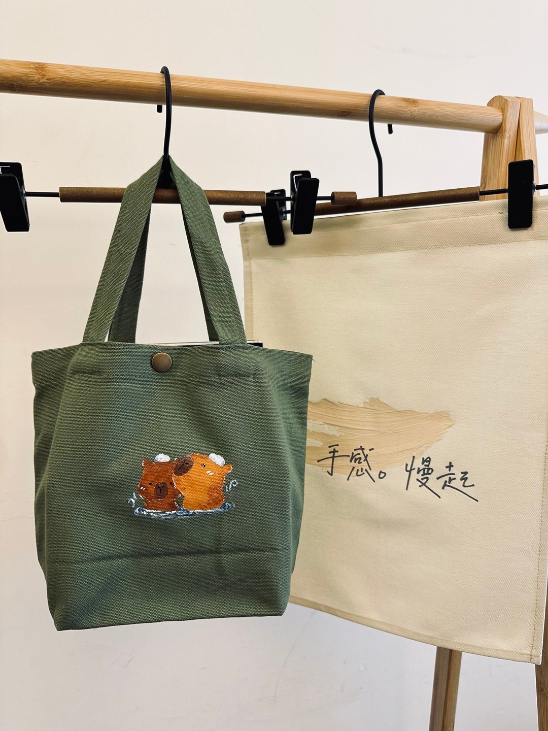 手绘帆布包x卡皮巴拉 水豚 手提包 可定制 小孩礼物 大人随手包 - 手提包/手提袋 - 棉 绿色