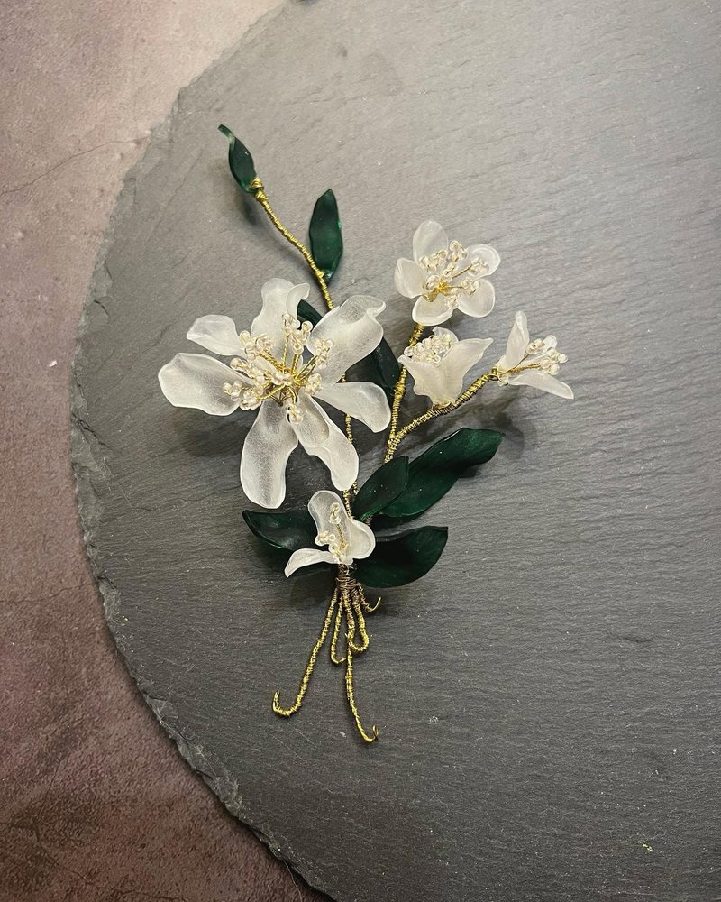 冒牌老板娘 Kingboss塑片花朵绿叶。胸针/发饰/两用款式A - 胸针 - 其他金属 绿色