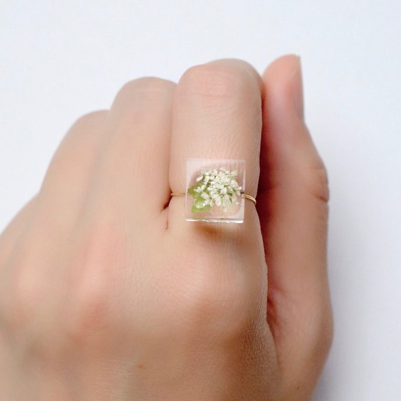 紫陽花(あじさい)に見立てたレースフラワーとジルコニアのコイルリング　CZ/レジン/日本設計 - 戒指 - 树脂 白色