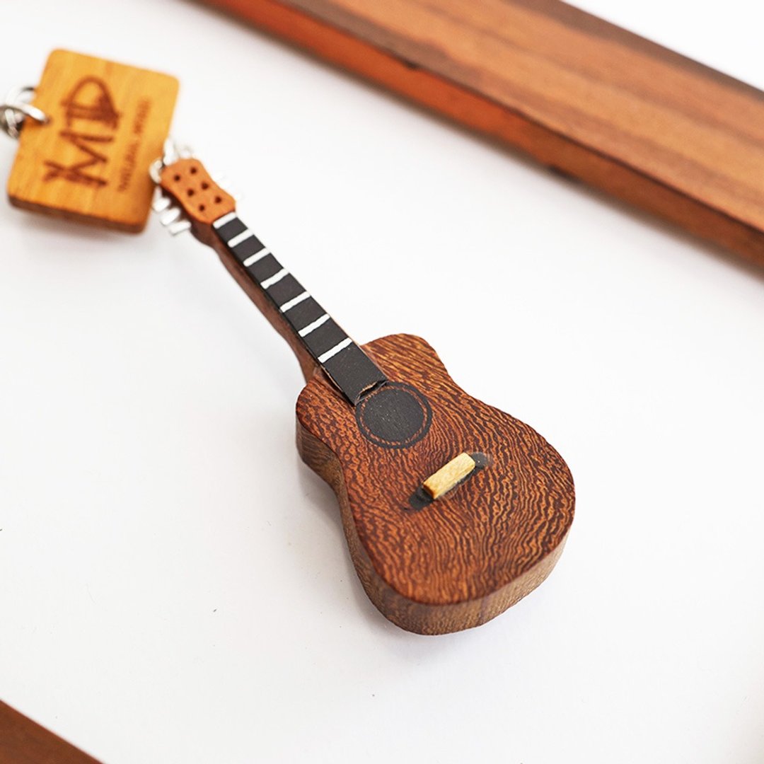 MD 仿真乐器吊饰 古典吉他 深色款 Classical Guitar - 钥匙链/钥匙包 - 木头 咖啡色