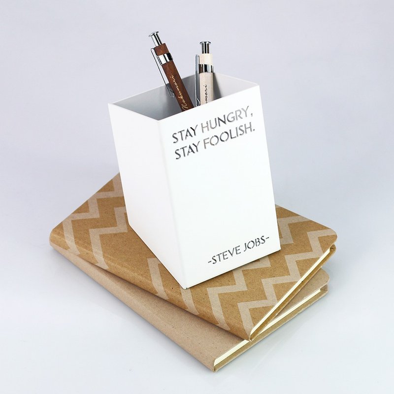 【OPUS东齐金工】欧式铁艺名言笔筒-贾伯斯(白)/笔插/文具收纳 - 笔筒/笔座 - 其他金属 白色