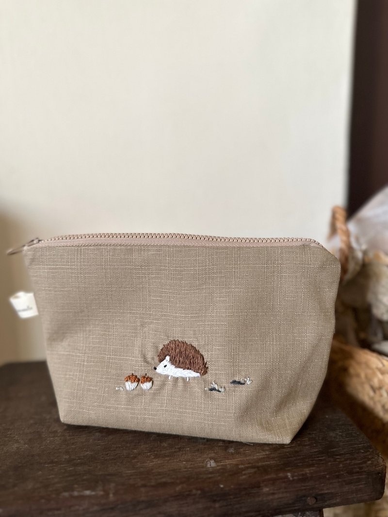 手工绣化妆包 /Triangle/Cosmetic Bag - 化妆包/杂物包 - 棉．麻 