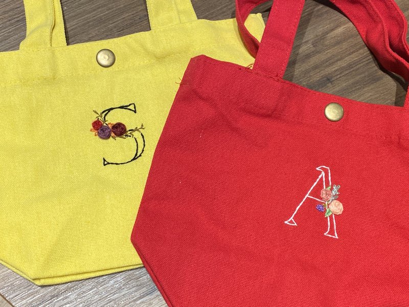 字母花卉刺绣提袋 定制化刺绣 - 手提包/手提袋 - 棉．麻 多色