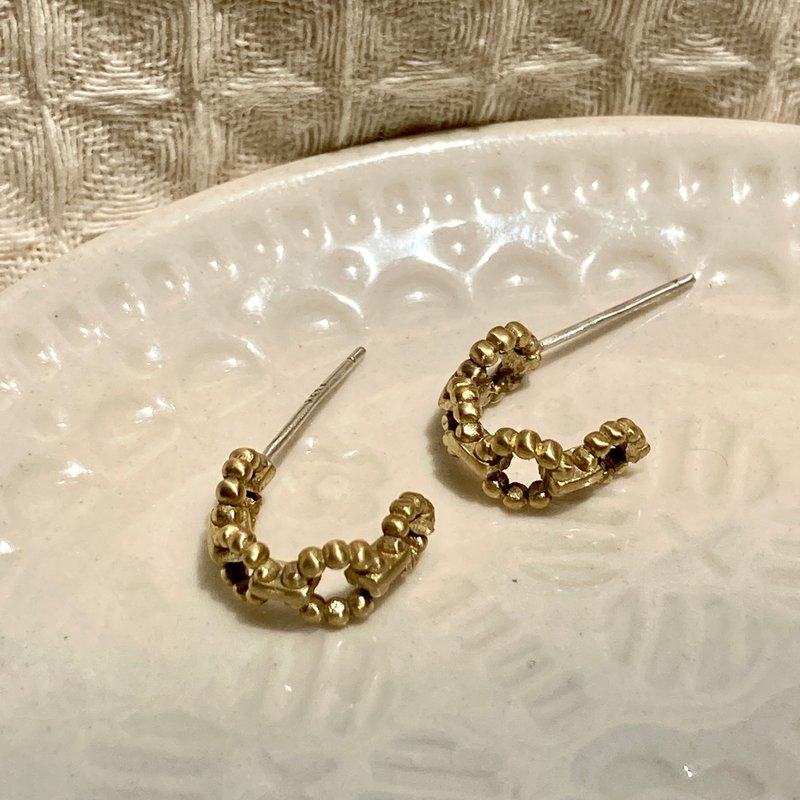 老林杂货 | 花花C型小耳环 (针式 / 夹式) - 耳环/耳夹 - 铜/黄铜 金色