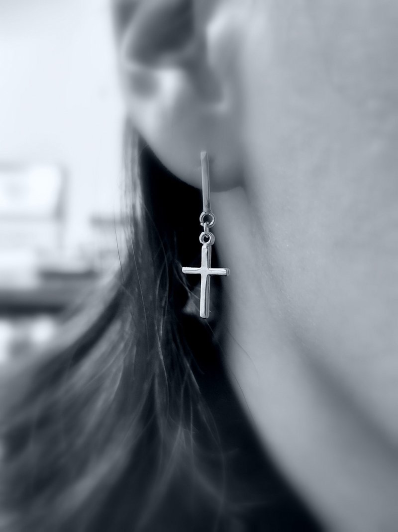+经典极简+ 925纯银饰 个性百搭极简十字架耳环 可单只售 - 耳环/耳夹 - 纯银 银色