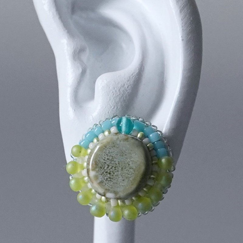 喋喋不休的耳夹/耳针 No.28 浅绿色×蓝色 珠饰刺绣设计 大尺寸 医疗级不锈钢 金属配件可选 - 耳环/耳夹 - 玻璃 绿色
