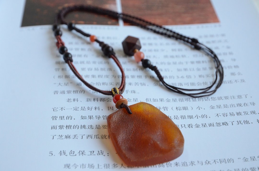 【峻岩】天然原矿带皮琥珀随型项链手搓带香 - 项链 - 宝石 