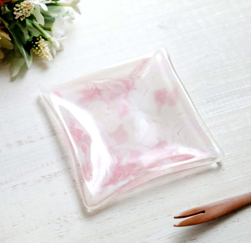 日本手作玻璃方形小皿 花霞 樱粉色大理石纹窑烧工艺皿 - 浅碟/小碟子 - 玻璃 粉红色