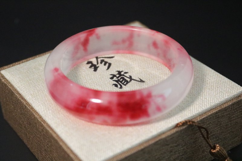冰透桃红飘花手镯石英岩玉镯子礼盒版 - 手链/手环 - 半宝石 红色